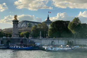 Péniche de charme au pont Alexandre III
